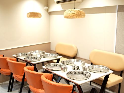 Rotlo warm dining space
